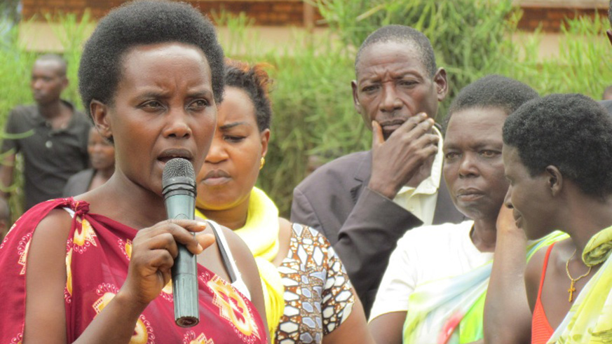 A resident of Rwankuba speaks during the evnt.  Kelly Rwamapera. 