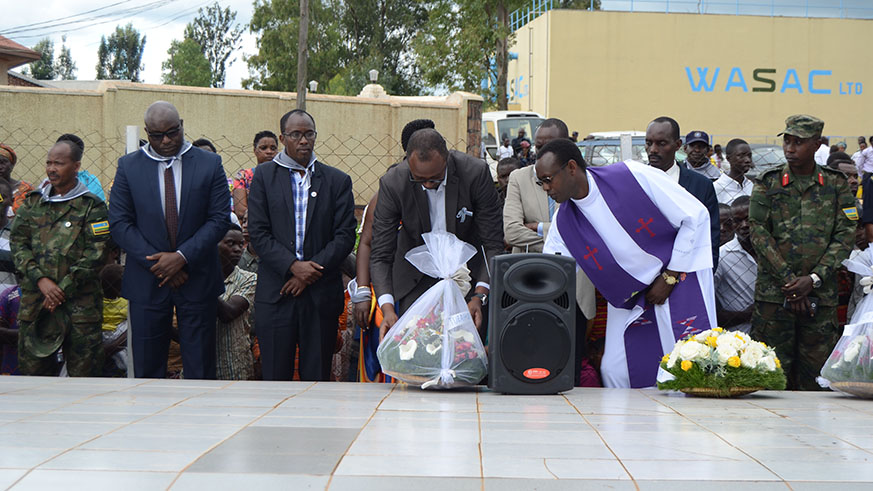 Fr Vedaste Kayisabe and other officials pay tribute to Genocide victims at the event yesterday. Jean de Dieu Nsabimana.