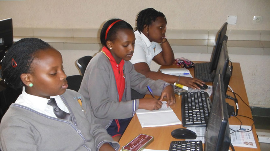 Students during an IT class. File.
