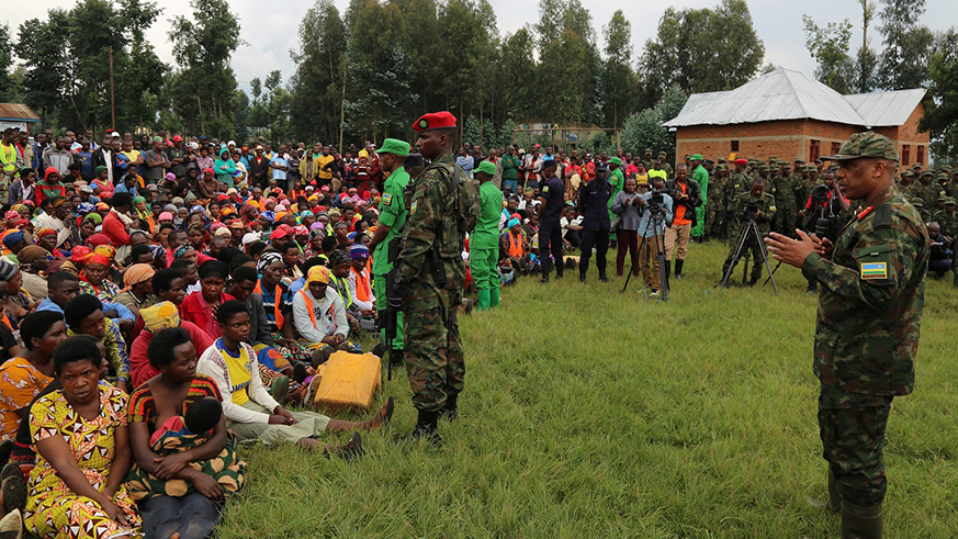 Gen Patrick Nyamvumba calls upon the residents to work with RDF throuph its Citizen Outreach Programme for the country's development. Regis Umurengezi