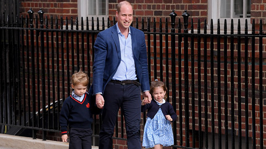 The Duke of Cambridge grins at the cameras, flanked by his eldest son Prince George and a waving Princess Charlotte. (Net photo)