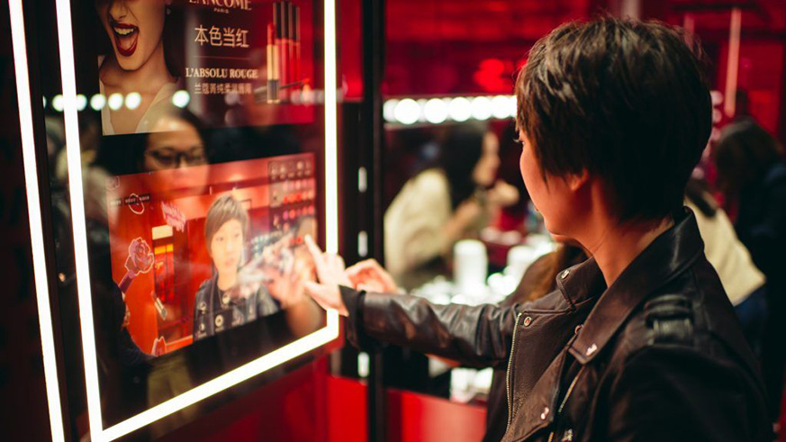 u201cMagic Mirroru201d technology allows consumers to virtually try make-up. Net photo.
