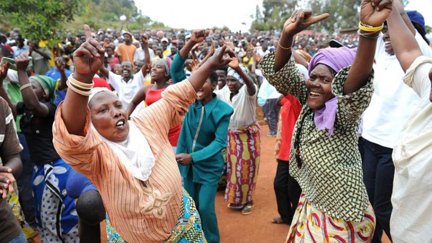 Members of the Gahaya Links Cooperative at their Kigali workshop weaving baskets. Net.
