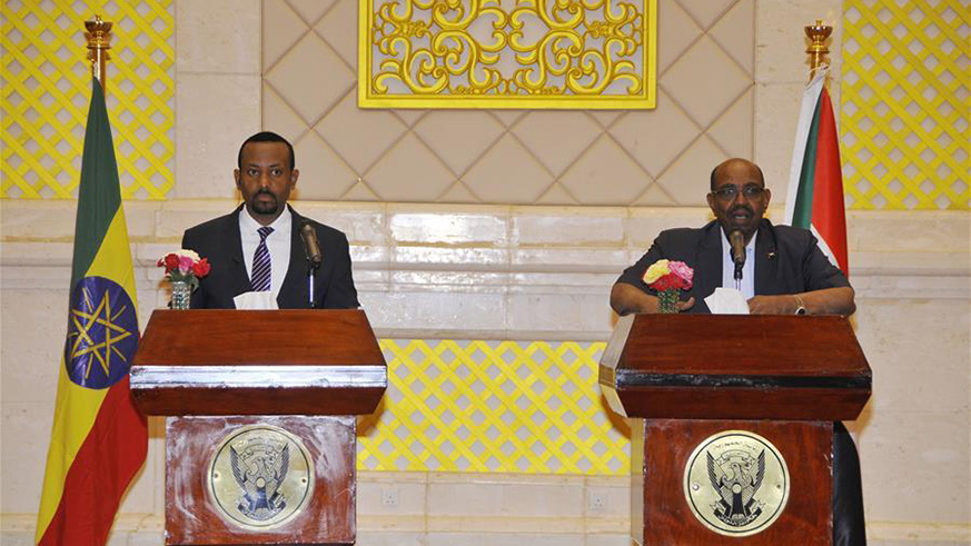 Sudanese President Omar al-Bashir (R) and Ethiopian Prime Minister Abiy Ahmed attend a joint press conference in Khartoum, Sudan.