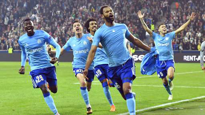 Marseille's Rolando celebrates with his teammates after scoring his side's opening goal during the Europa League second leg semifinal soccer match between Salzburg and Marseille. net photo