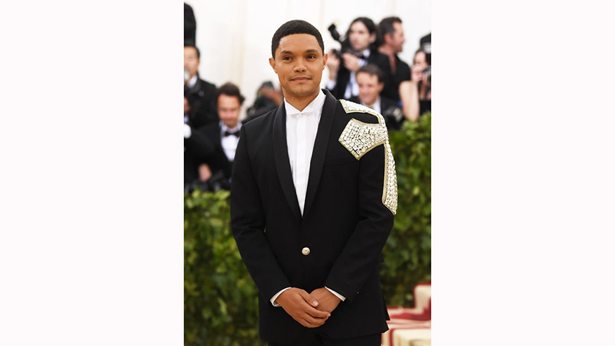 Takeoff, Offset, and Quavo of American hip hop trio Migos sported vibrant tuxedos. Net photos.