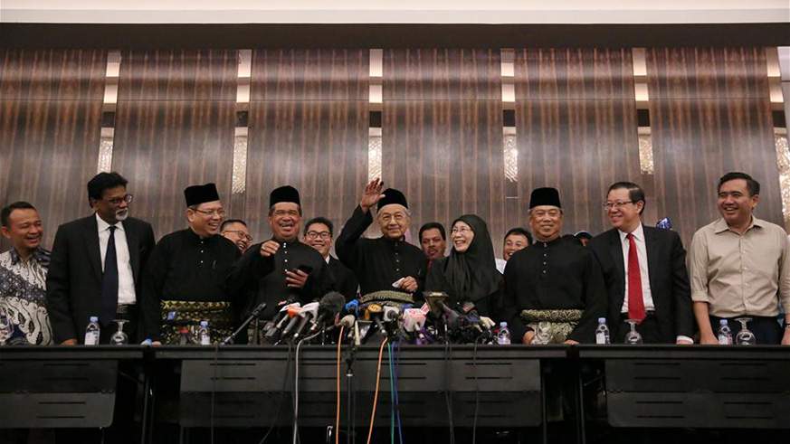 Malaysia's new Prime Minister Mahathir Mohamad (C) attends a press conference in Petaling Jaya, Selangor, Malaysia. (Net photo)