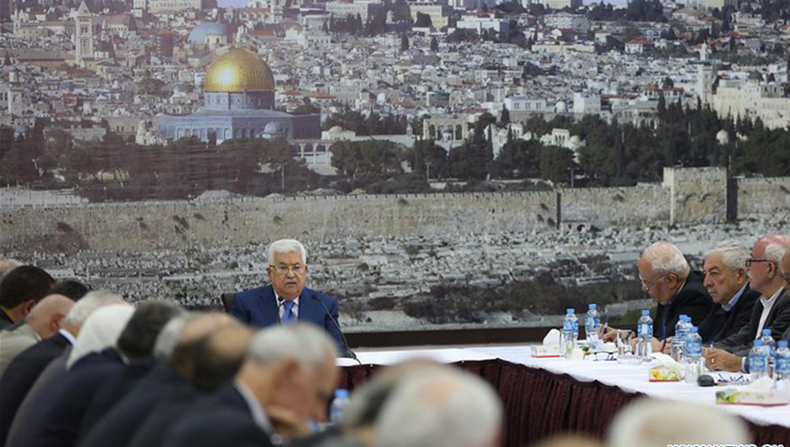 Palestinian President Mahmoud Abbas (C) speaks during a meeting of Palestinian leadership in the West Bank city of Ramallah. (Net photo)