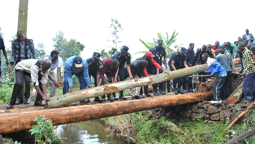 Minister Francis Kaboneka also joined residents of Cyuve Sector in Musanze to construct a bridge connecting communities in Mugeshi Cell