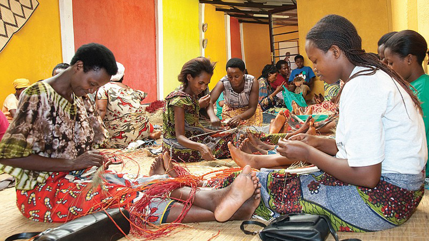 Women weave baskets to boost their income. /Net photo