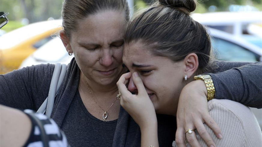 Relatives of the victims of the airplane crash weep outside the Institute of Legal Medicine of Havana in Havana, Cuba. (Net photo)