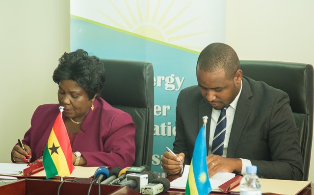 Minister of State in charge of Transport, Eng. Jean De Dieu Uwihanganye and the Minister for Aviation of Ghana, Cecilia Abena Dapaah, at the Ministry of Infrastructure in Kigali signing the agreement on Monday 