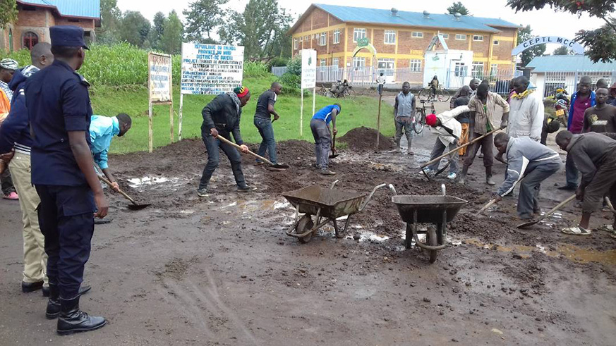 Residents and local officials from Cyanika Sector, Burera District removing the mud from Musanze-Cyanika national highway as it had been brocked with floods from Muhabura Volcano. Regis Umurengezi