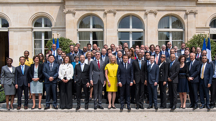 Presidents Kagame and Macron pose for a group photo with chief executives of around 60 leading global tech companies with whom they discussed the need to nurture innovation and enterprise in Africa, yesterday. / Village Urugwiro