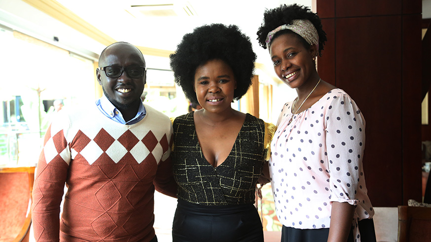Zahara poses for a photo with TNT staff after the interview. 
