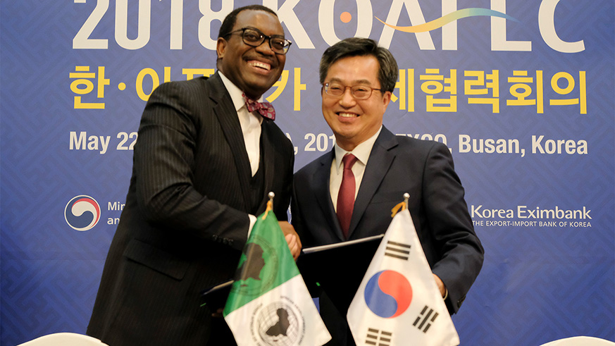 AfDB President Akinwumi Adesina (left) thanked the Government of Korea for its support to the African continent during a signing ceremony, which took place on May 22, during the Korea-Africa Economic Cooperation (KOAFEC) meeting at the African Development Banku2019s Annual Meetings in Busan.  Net. 