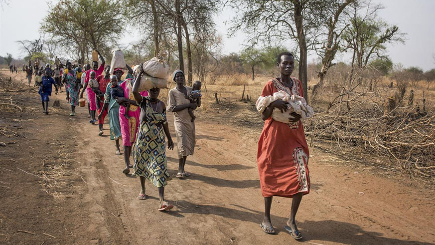 Some of thousands of people walk for hours to reach a food distribution site in Malualkuel, in the Northern Bahr el Ghazal region of the war-torn South Sudan.  Net.