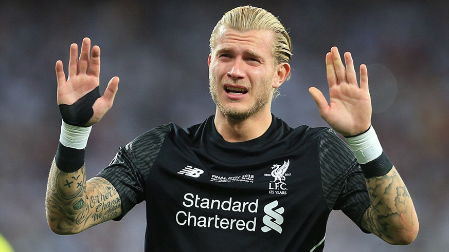 Loris Karius sobs on the pitch as he apologises to the Liverpool fans following his two huge errors during the game. Net photo.