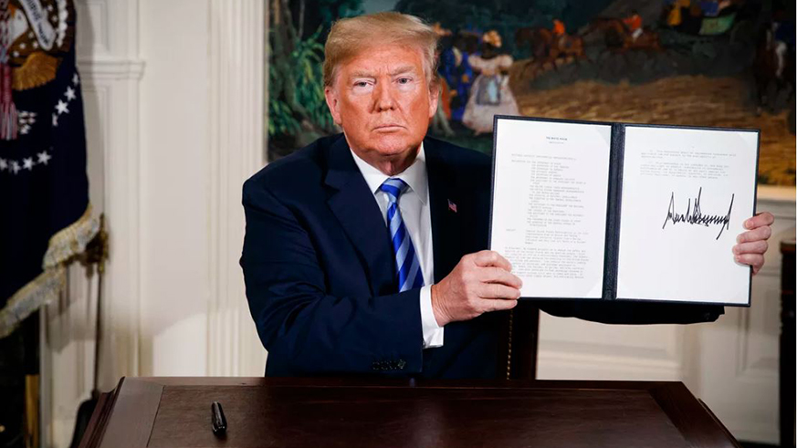 President Trump shows a signed presidential memorandum reinstating US nuclear sanctions on the Iranian regime on May 8, 2018. Net.