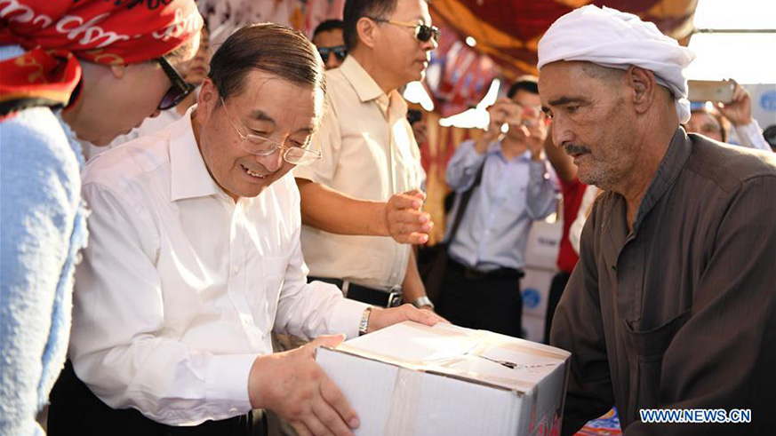 Chinese Ambassador to Egypt Song Aiguo (2nd L) distributes a Ramadan gift box to a man in Cairo, Egypt, on Sunday. Dozens of Chinese companies sent hundreds of food boxes to the needy people and held a charity iftar table in Cairo's Maadi district, sharing the joy of Egyptians during the holy month of Ramadan. (Xinhua/Wu Huiwo)