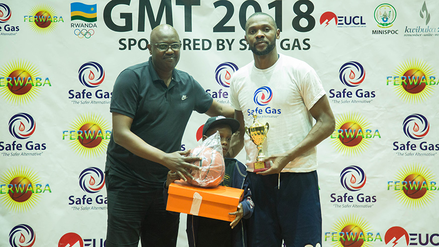 Rwanda Basketball Federation (Ferwaba) President of Desire Mugwiza  awards Kami Kabange as the MVP in menâ€™s category. (Nadege Imbabazi)
