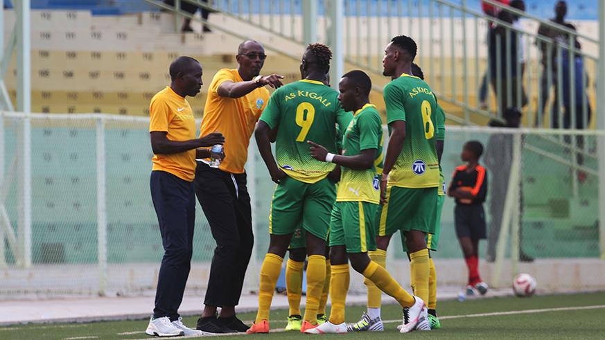 AS Kigali head coach Eric Nshimiyimana briefing his players during the match. / Sam Ngendahimana