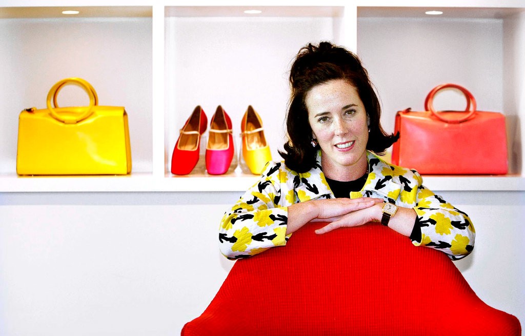 Designer Kate Spade poses with handbags and shoes from her collection in 2004. / Internet photo