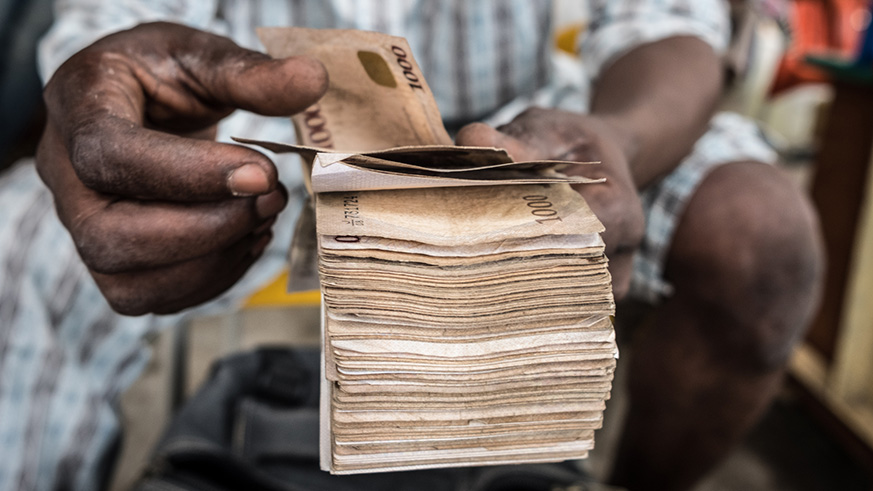 A man counts a bundle of Nigerian naira banknotes. Net. 