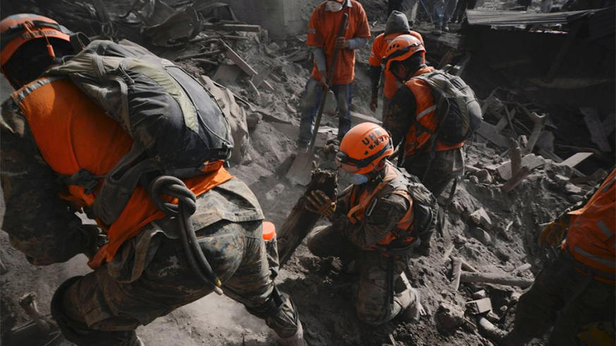 Soldiers search for remains at an area affected by the eruption of the Fuego volcano at El Rodeo in Escuintla, Guatemala June 6, 2018. / Internet photo