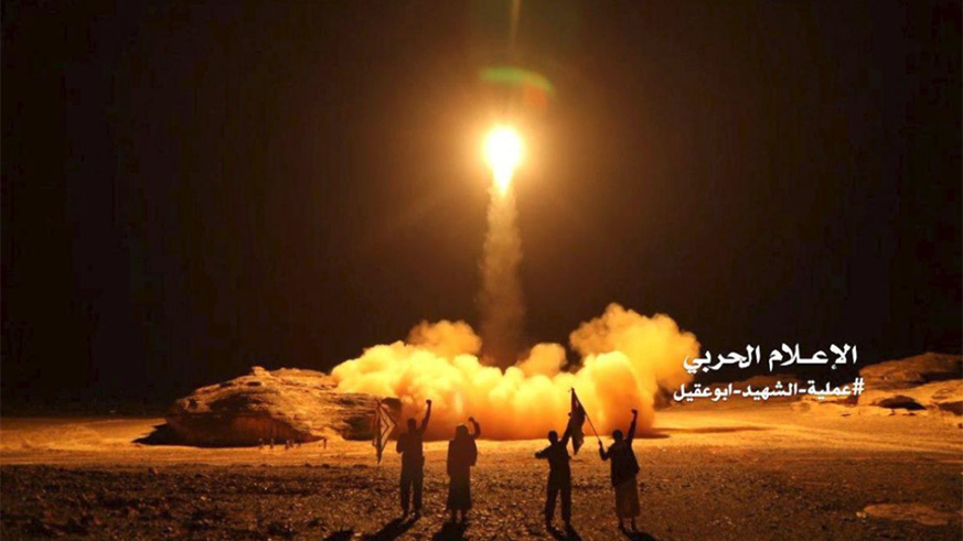 A photo distributed by the Houthi Military Media Unit shows the launch by Houthi forces of a ballistic missile aimed at Saudi Arabia March 25, 2018. / Internet photo