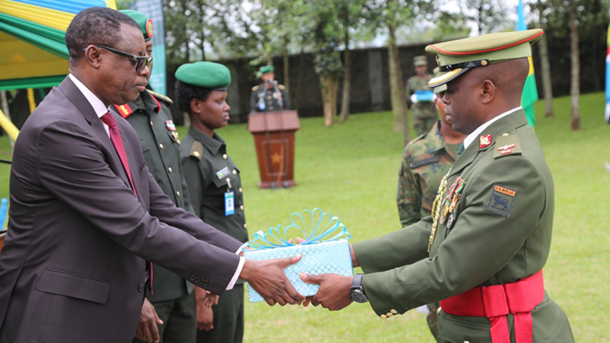 Defence minister James Kabarebe awards Maj. Costern Herny Mwemba, from Zambia, who emerged among top performers. Regis Umurengezi.