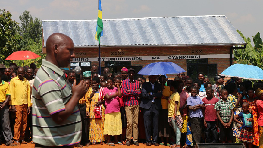 Bicamumpaka speaks to Cyankongi residents during the event. Courtesy.