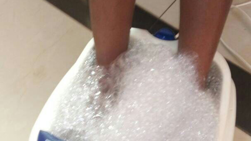 A client does pedicure at the salon. 