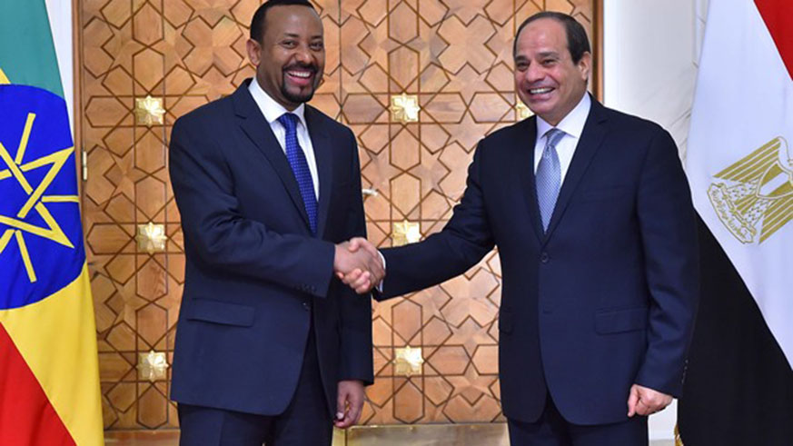 Egyptian President Abdel Fatah al-Sisi shakes hands with Ethiopian Prime Minister Abiy Ahmed. Net.