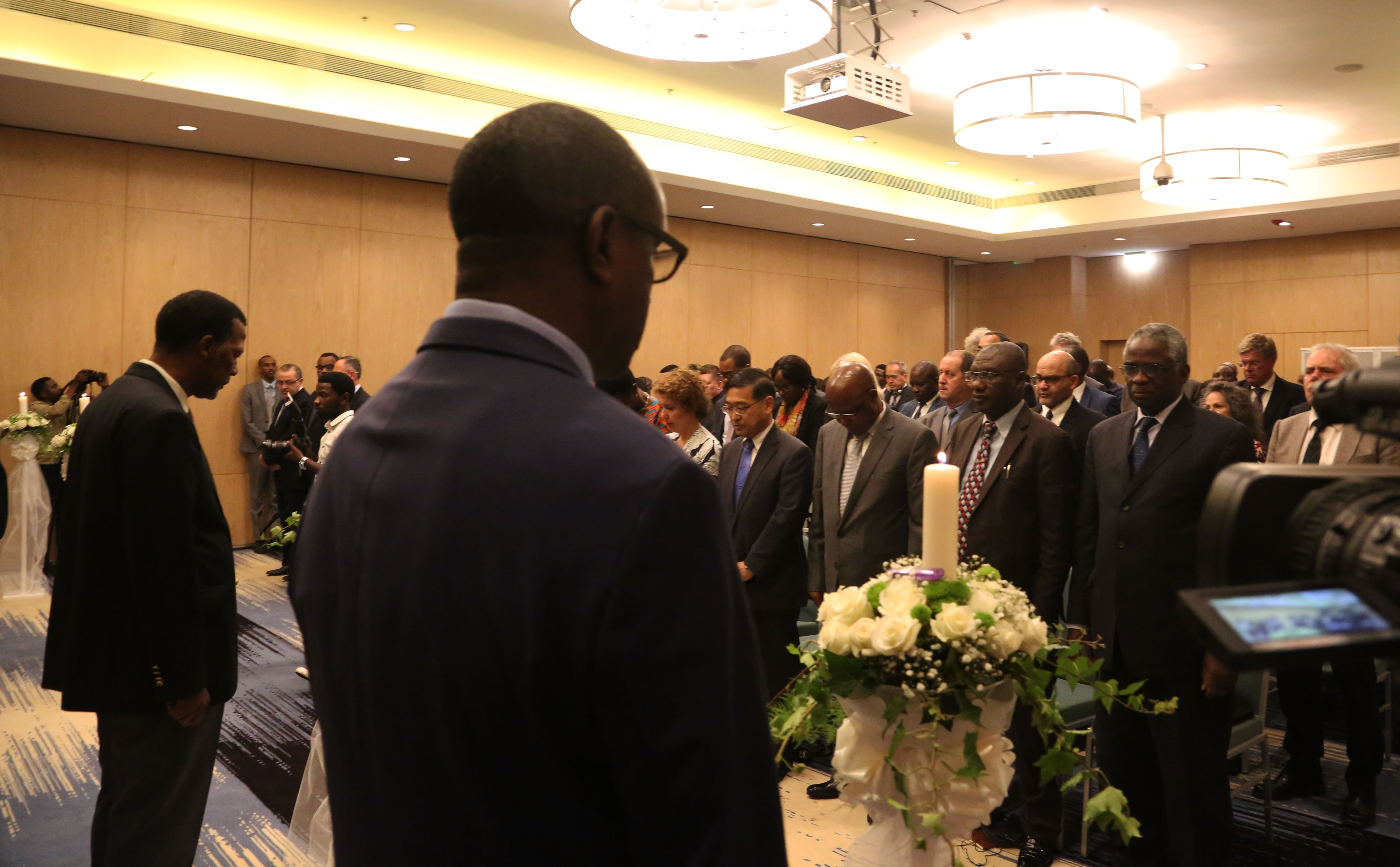 Members of diplomatics corps observe a moment of silence to honour the victims of 1994 Genocide against the Tutsi in Kigali yesterday. Sam Ngendahimana. 