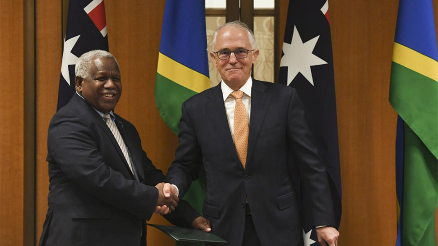Prime Minister of the Solomon Islands Rick Houenipwela and Australian Prime Minister Malcolm Turnbull shake hands during a signing ceremony at Parliament House in Canberra, Australia. / Internet photo
