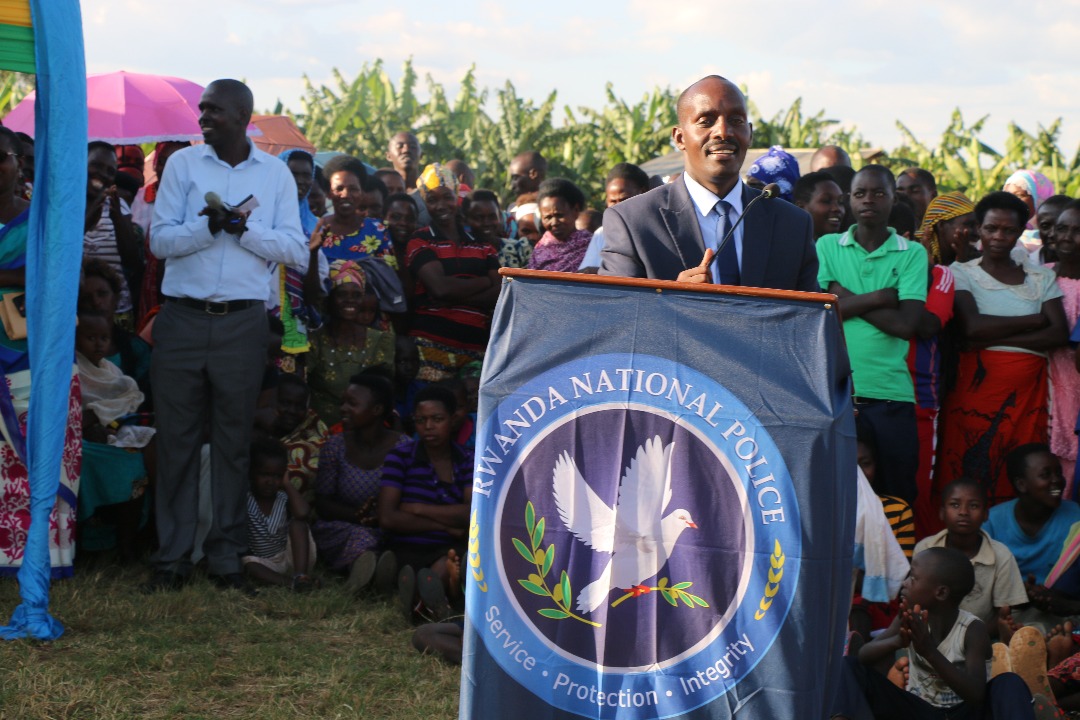 Governor Fred Mufulukye addressing residents of Rwamagana. / Courtesy