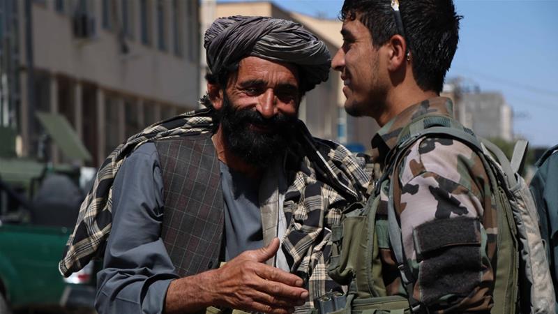 Taliban fighters shook hands with Afghan soldiers during the ceasefire in Herat. / Internet photo