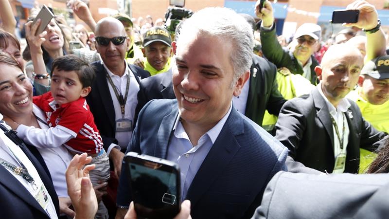 Duque surrounded by supporters after casting his vote in Bogota. / Internet photo