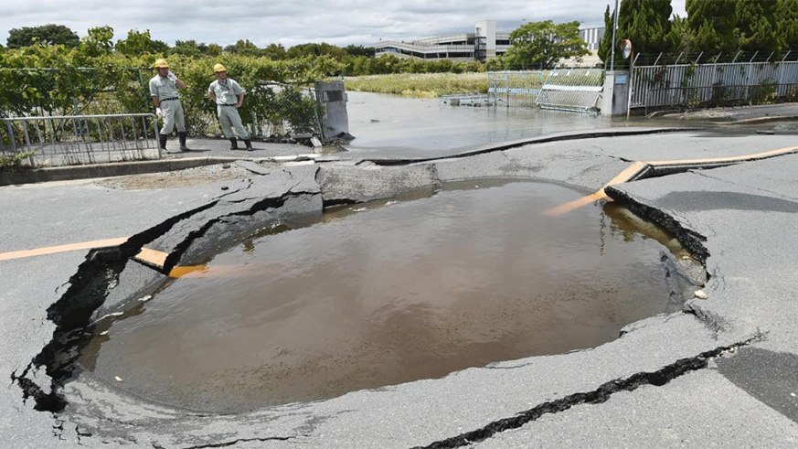 A water-filled crack on a road after water pipes were broken due to an earthquake is seen in Takatsuki, Osaka prefecture, western Japan. / Internet photo
