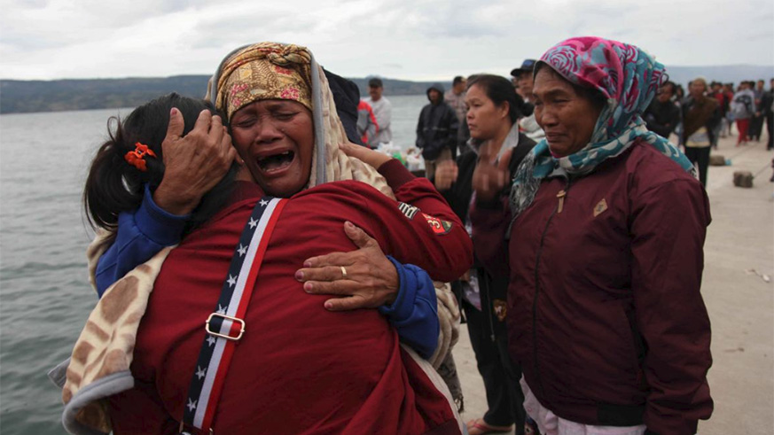 Relatives cry while waiting for news on missing family members who were on a ferry that sank yesterday in Lake Toba, at Tigaras Port, Simalungun, North Sumatra, Indonesia. / Internet photo