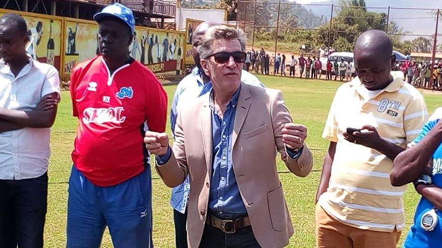 The new head coach having a brief introductory chat with the players after Tuesday morning training session. Courtesy (1)