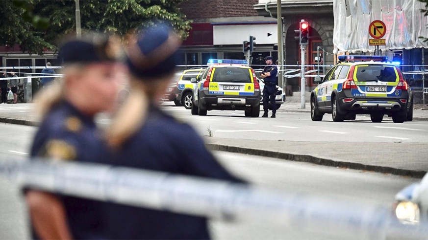 Police stand next to a cordon after a shooting on a street in central Malmo, Sweden. / Internet photo