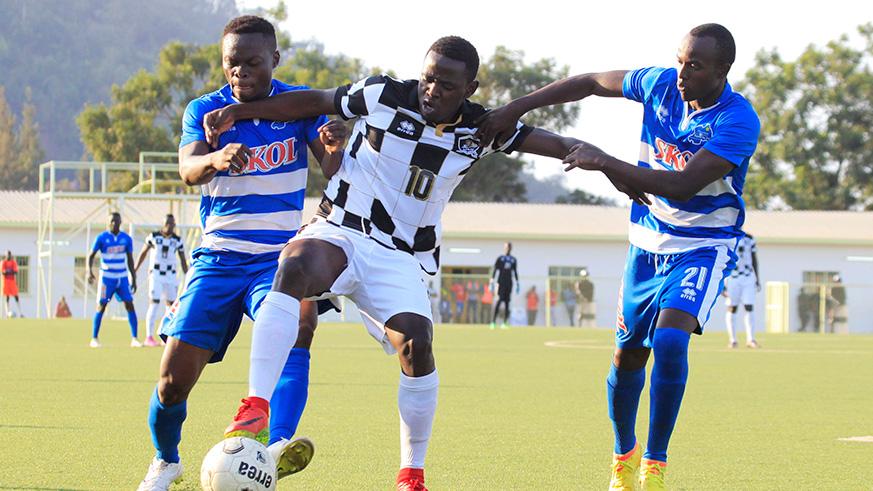 APR FC forward Muhadjiri Hakizimana (C) vies for the ball with Rayon Sports midfielders Pierrot Kwizera (L) and Seph Niyonzima (R) in a past league match at Kigali Stadium. 
