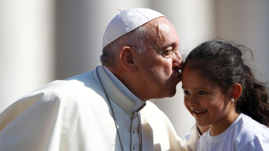 Pope Francis kisses a child during the Wednesday general audience in Saint Peter's square at the Vatican, June 20, 2018. / Internet photo
