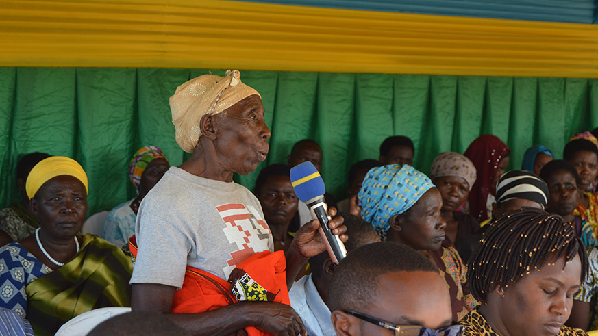 Audience interaction during the Parents-Adolescents Communication booklet dissemination.