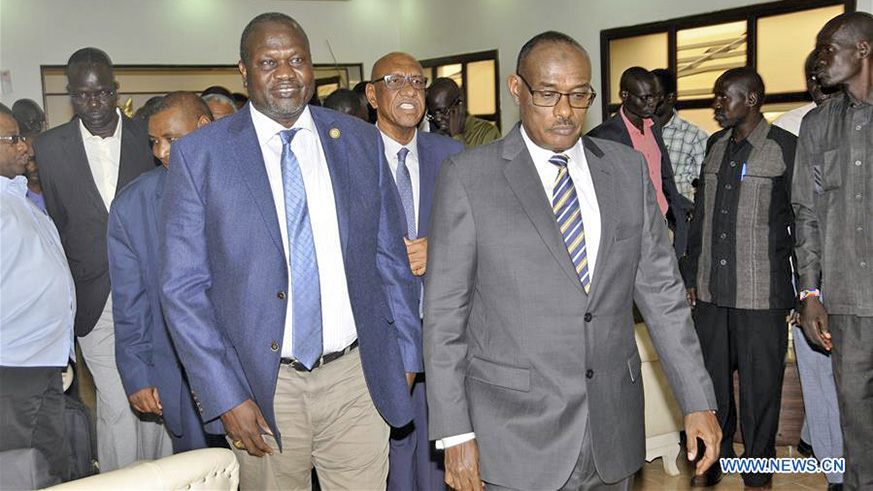 Sudanese Foreign Minister Dirdiri Mohamed Ahmed (R, Front) receives South Sudanese opposition leader Riek Machar (L, Front) at Khartoum airport in Khartoum, Sudan, on June 24, 2018. South Sudanese opposition leader Riek Machar on Sunday arrived in Khartoum to take part in a new round of talks with South Sudanese President Salva Kiir on yesterday. Net photo