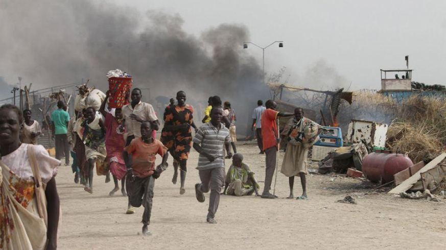 Civilians flee fighting at a United Nations base in South Sudan. Net.