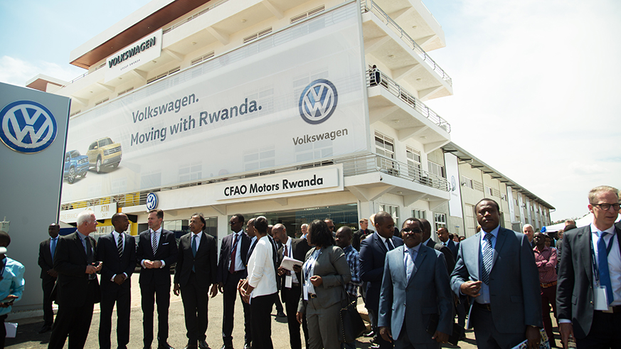 President Kagame with Serge Kamuhinda, Board Member, Volkswagen Mobility Solutions Rwanda (left); Thomas Schaefer, the Volkswagen Group South Africa and Sub- Saharan Africa Managing Director (second from right); and Michaella Rugwizangoga, CEO, Volkswagen Mobility Solutions Rwanda (right). Village Urugwiro.