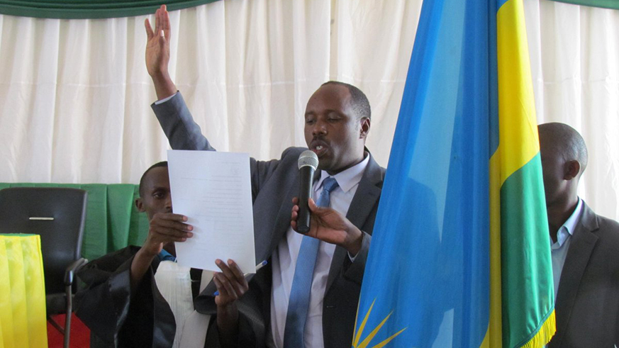 Claudian Mushabe, the newly elected mayor of Nyagatare District swear in. Kelly Rwamapera